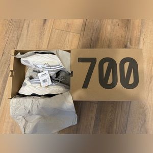 Yeezy Boost 700 V2 Static, size 8.